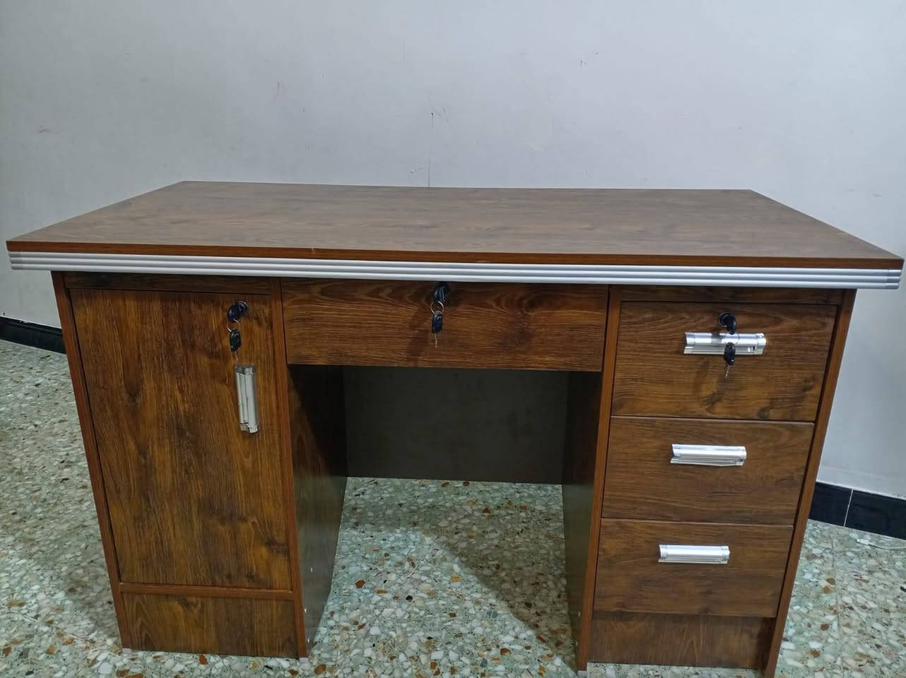 ميز مع كرسي نظيفات جدآ سعر 100 مكانهن الغزالية 
***********
