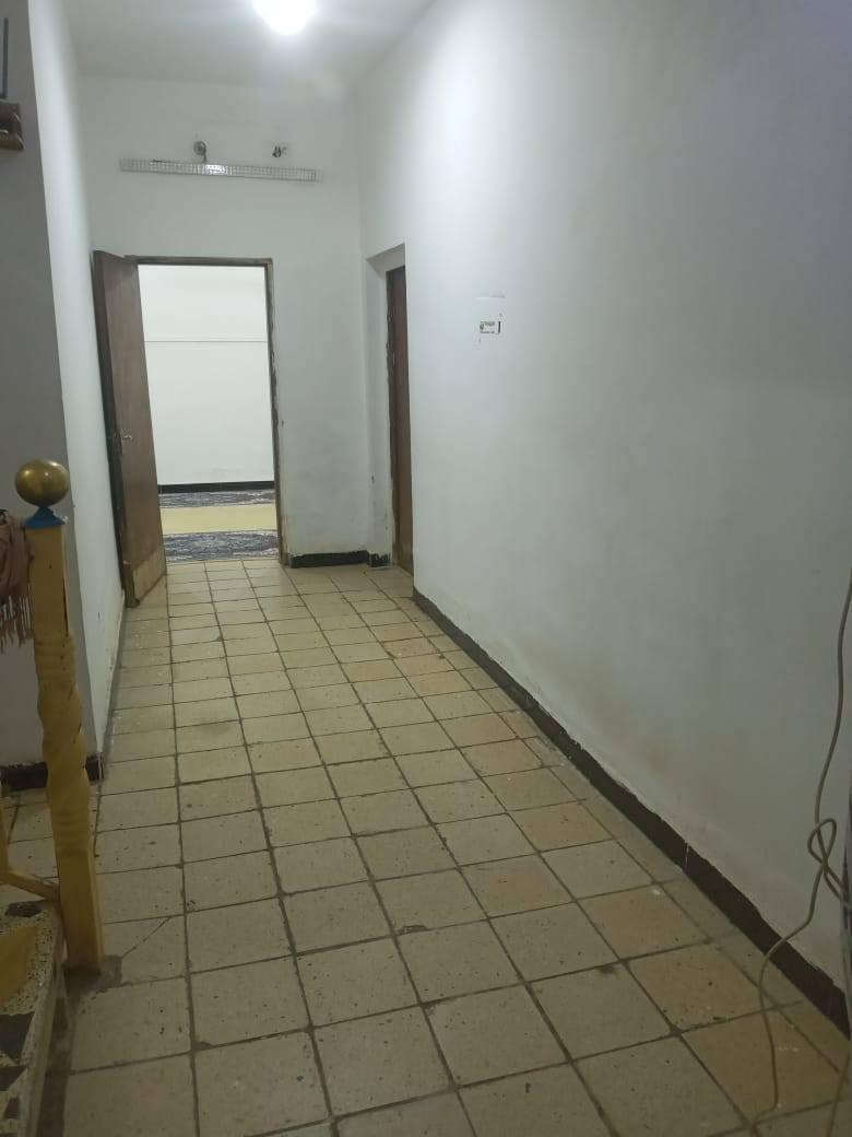 السلام عليكم
دار للبيع منطقة النهروان الـ 7000 مساحة 200م
يحتوي على :
1- استقبال
2ـ مطبخ 
3- حمامات عدد 2
4ـ غرف نوم عدد 4 + غرفة سويت يعني 5 غرف

للاستفسار الاتصال على الرقم ***********
هذا رقم صاحب البيت يعني مو دلال
