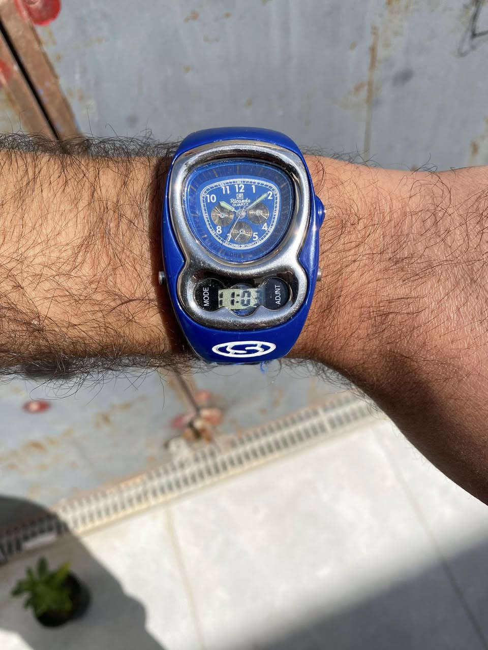 هذه ساعة يد من ماركة ريكاردو بتصميم أزرق فريد.
تتميز الساعة بتصميم هجين يجمع بين العقارب وشاشة رقمية. ياباني 
تأتي مع سوار قماشي أزرق اللون.
تمتلك أزرار تحكم جانبية لضبط الوقت والوضعيات.
قطر كبيرة جدا 40/61سير الأصلي 

سعر50 الف يتوفر توصيل


**إذا كنت صاحب هذا الإعلان وتريد حذفه لأي سبب، رجاءا أرسل رسالة إلى الدعم الفني**