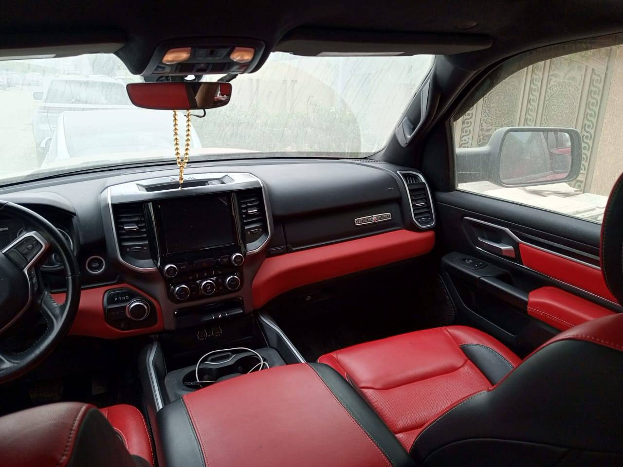 رام بك هورن لوني ستر 
مكينه ٨ سلندر ٥٧٠٠ هيمي 
فول مواصفات بدون فتحه 
السياره مصبوغه بالكامل
السعر ٢٧٠٠٠$
التواصل *********** متوفر واتساب 
السياره بدون ارقام
