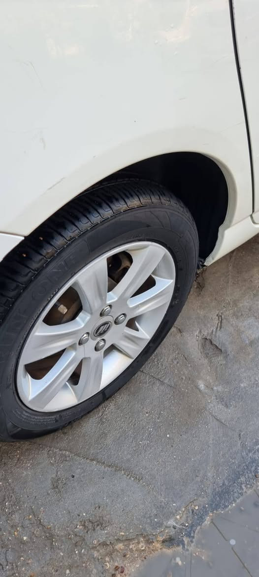 ليفان 620 للبيع 2013 ماشيه 93 نظيفه جدا
السعر 58 بيها مجال بغداد الكرخ الحريه
 للاستفسار.   ***********
باتري جديد تايرات جديده تبريد تدفئه شغال كل شيء جاهز  
عدا بيها طخه بالجامغ الامامي والداعاميه الاماميه تحتاج صبغ 
السلايد السقف عاطل
