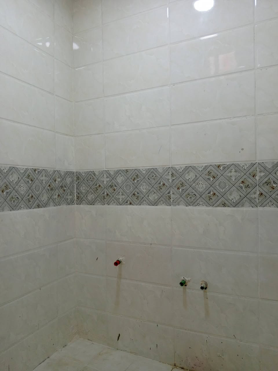 سلام عليكم متوفر بيت ابو الخصيب ابو كوصرة قرب سنتر طاهة وقف سني الأرض مسجلة مساحة 100 متر يتكون من غرفتين وصاله ومطبخ ودوانية صحيات داخلية وخارجية سعر 50 بي مجال تصال على هذا الرقم بي واساب ***********
