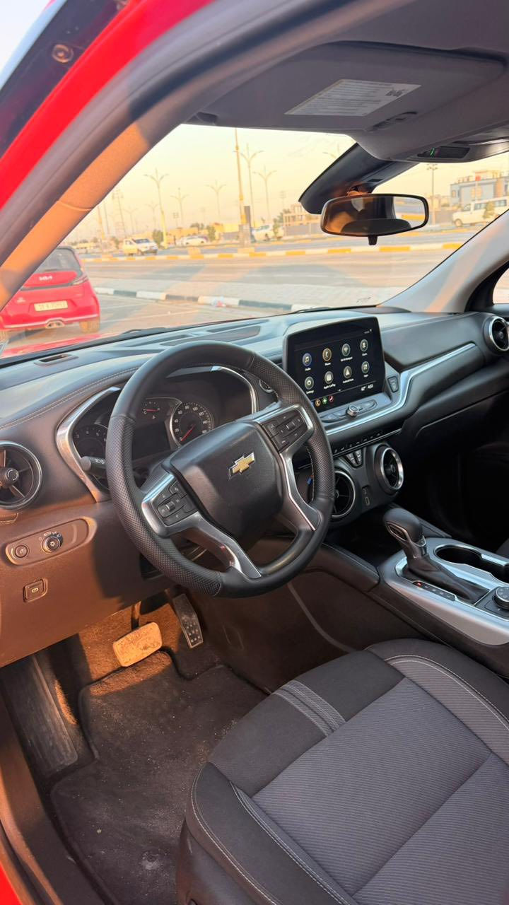 🚘 شفروليه بلايزر 2LT – فور ويل
📅 الموديل: 2023
🇺🇸 وارد: أمريكي
⚙️ المحرك: 4 سلندر تيربو
🛣 الممشى: 18000mi
📍 الرقم: سليمانيه 
📌 الموقع: بغداد
✨ المواصفات:
🔹 دفع رباعي (4WD)
🔹 رادار تحذير أمامي
🔹 كرسي السائق كهرباء
🔹 كاميرا خلفية
🔹 مثبت سرعة
🔹 نظام تحديد المسار
🔹 تحكمات ستيرن
🔹 ماوس أنظمة القيادة
🔹 شاشة وسطية
🔹 هاند بريك كهرباء
🔹 تبريد خلفي قطعتين
🔹 منافذ شحن USB و Type-C
🔹 أربع أبواب بصمة
🔹 مانع انزلاق ABS
🔹 أوتو ستوب
⚠️ الضرر:
🔻 فقط ربع الجامغ الايمن شبه كلين 
🔻 إيرباك الستيرن 
💰 السعر: 210 قابل للتفاوض
📞 للاستفسار: ***********
***********
