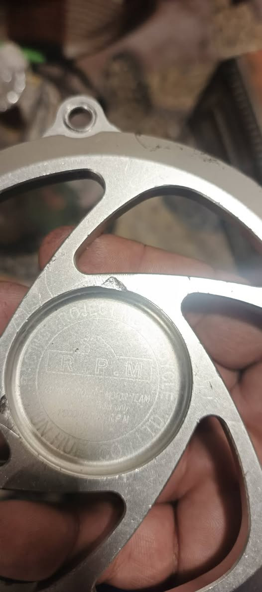 السلام عليكم اخواني عندي ذني غراض سكنس دشبول اصلي مال حاويه شغال وممصلح و الارقام واضحه وكفى بجم اصلي مختوم بي شخوط والنص اصليه نظيفه جدا وقبغ اصلي نوع ار بي ام ثقيل اصلي مكاني بغداد حي القاهره***********
