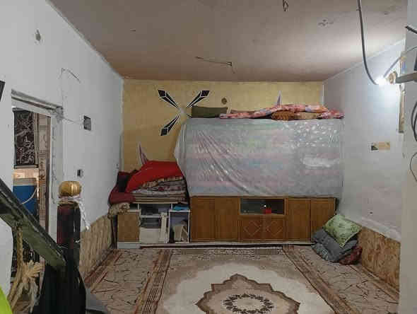 بيت للبيع مساحه 200 بيه غرفتين وصاله ومطبخ وستغبال  مقابل المركز السعر 27 وبيه مجال بيت مسلح ماء كهرباء مجاري شراي يتصل أو يراسل ***********
