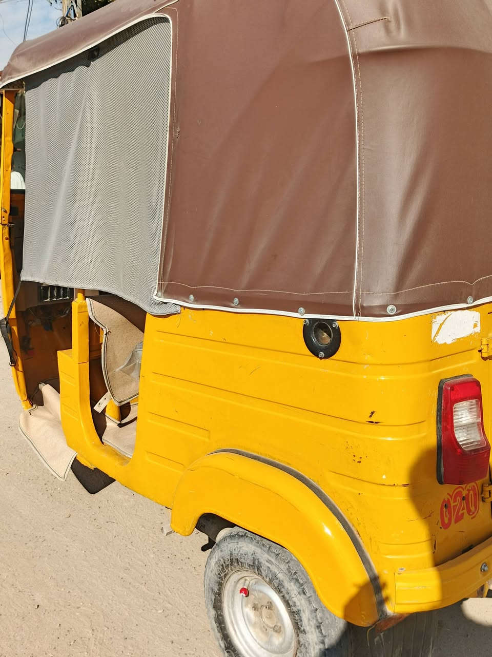 سلام عليكم اقره قبل لا تتصل وشوف فديو مديل 20 وجبه اولى بسنويه كتبو 19 شهر 12 بيها بس لغد مصبوغ ولباقي مكفول صبغ ومعجون باسمي تحويل ثاني يوم هزة جديده كهرباء كلها شغاله بيها صليب مكينه تخبل خرسه سعرها 5700 وبيه مجال مكاني سبع قصور يم صيطره ***********
