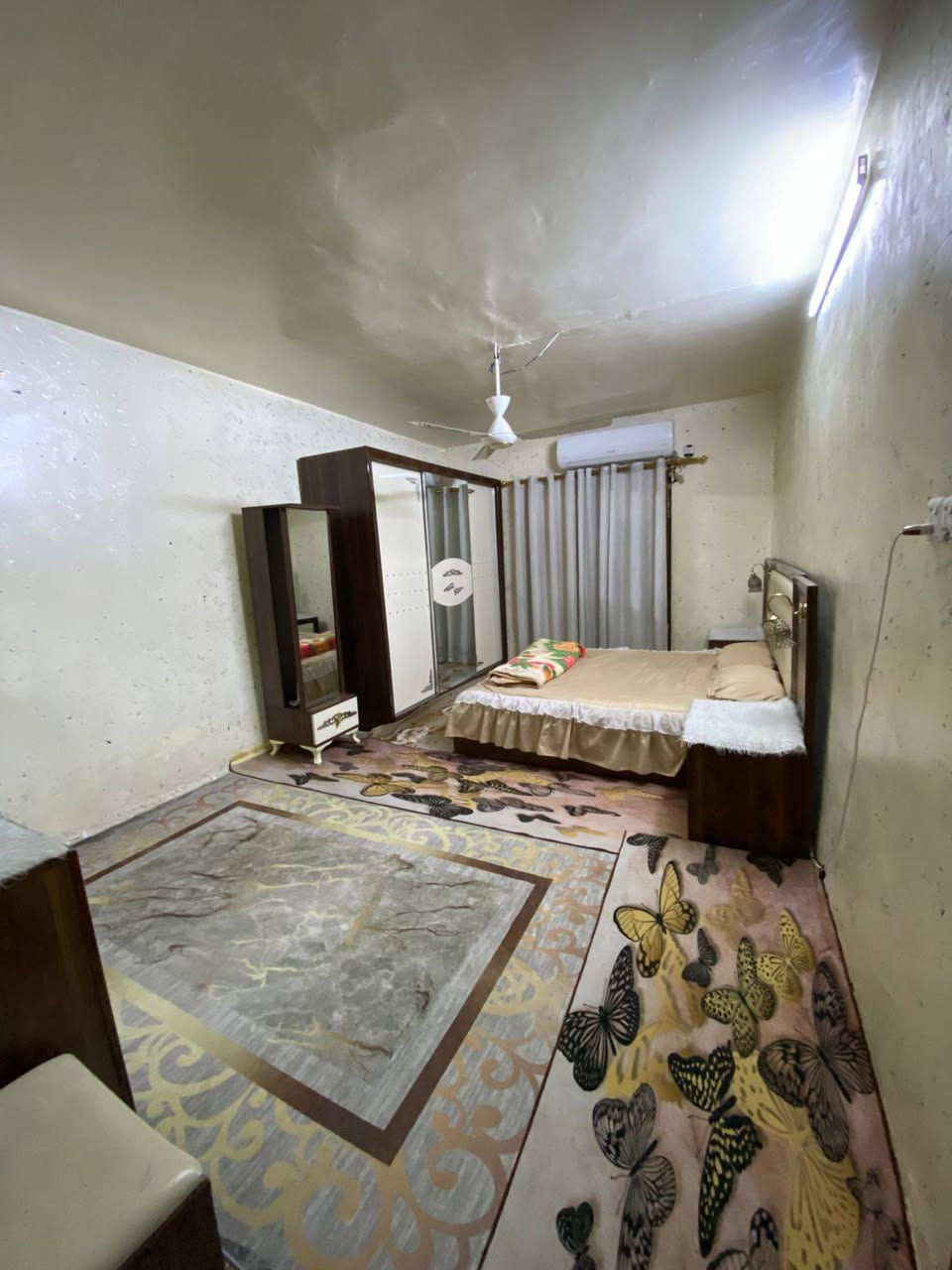 السلام عليكم
نص قطعة «(63)» متر
 في قطاع(61)طابقين ونص 
تحتوي على 3 غرف +مرافق صحية 3 +مطبخ حار+ مطبخ بارد 
للأستفسار /*********** / ***********
