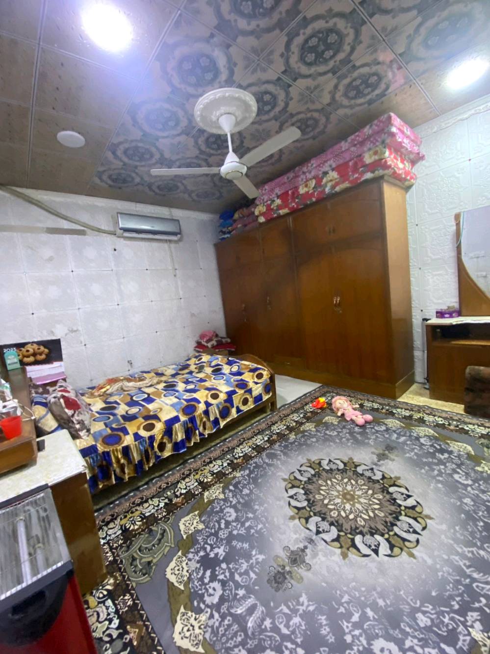 يتوفر بيت للبيع طابو صرف عالي عن الشارع في البصرة منطقة الحيانية / التأميم / شارع البلدية الشارع المقابل المجلس البلدي ( احمد حنون ) والركن الثاني مقابل باب المستوصف مساحة البيت 150 متر طابق ونصف / الطابق الأرضي يحتوي ع غرف نوم عدد 2 + موزع + صحيات داخلية + مطبخ + هول + استقبال + صحيات خارجية عدد 2 
الطابق الاول يحتوي ع غرف نوم عدد 2 + موزع + صحيات 
البناء قديم بحالة  جيدة السقف  عكادة واغلب اجزاء البيت تم ترميمها حديثاً الطابق الأرضي مقسوم نصفين البيت يصلح للسكن اذا كانت العائلة كبيرة ويصلح للأستثمار (ايجار) سعر البيت 105 مليون قابل للتفاوض للتواصل والاستفسار الاتصال ع الرقم 0747426612