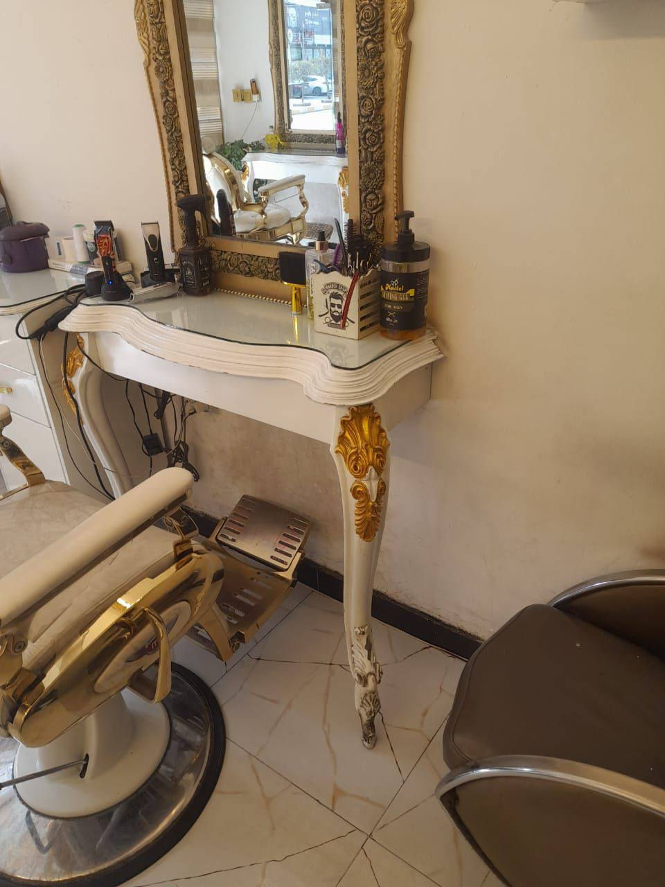 سلام عليكم ورحمه الله
ميز صالون ومراية وكومدي للبيع 
***********
