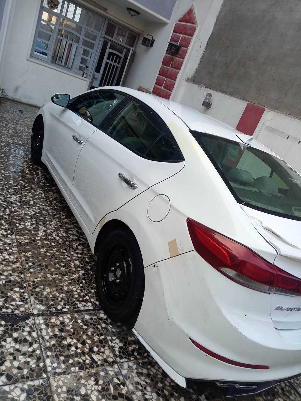 النترا ٢٠١٧ حادث جاملغ وبنيد مصبوغه حزام بيها تكشير بالقماره والصندوك وخيط تبخير خفيف  *********** سياره بيها  بعض الملاحضات  السعر 105 وبيها مجال.
