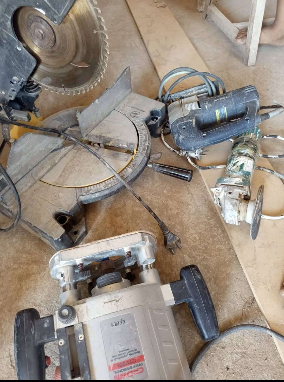 اغراض مال نجاره ذني نظيفات امانه الله ما بيهن شيء وشغالات واي شيء ما بيهن وسعرهن 300,000 فقط***********

