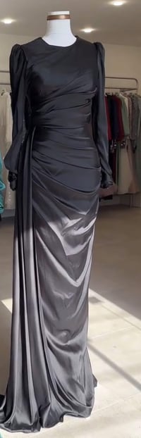 فساتين • قياس ٣٦ • توصيل