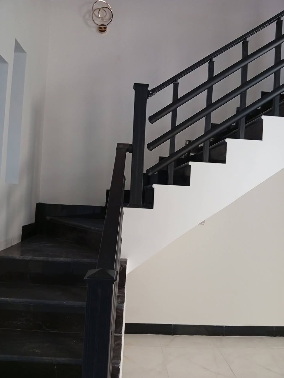 بيت للبيع مساحه 100طابقين طابوق جمهوري طابو زراعي قرار محكمة خدمات كامله يحتوي على اربع غرف نوم واستقبال ومطبخ وصاله وصحيات عدد3 العنوان كربلاء المقدسه قرب مستشفى ابو مهدي المهندس قرب شارع ميه يصلح حسينية او سكن قريب على الشارع الزوار السعر على الخاص الإتصال على الرقم التالي ***********
