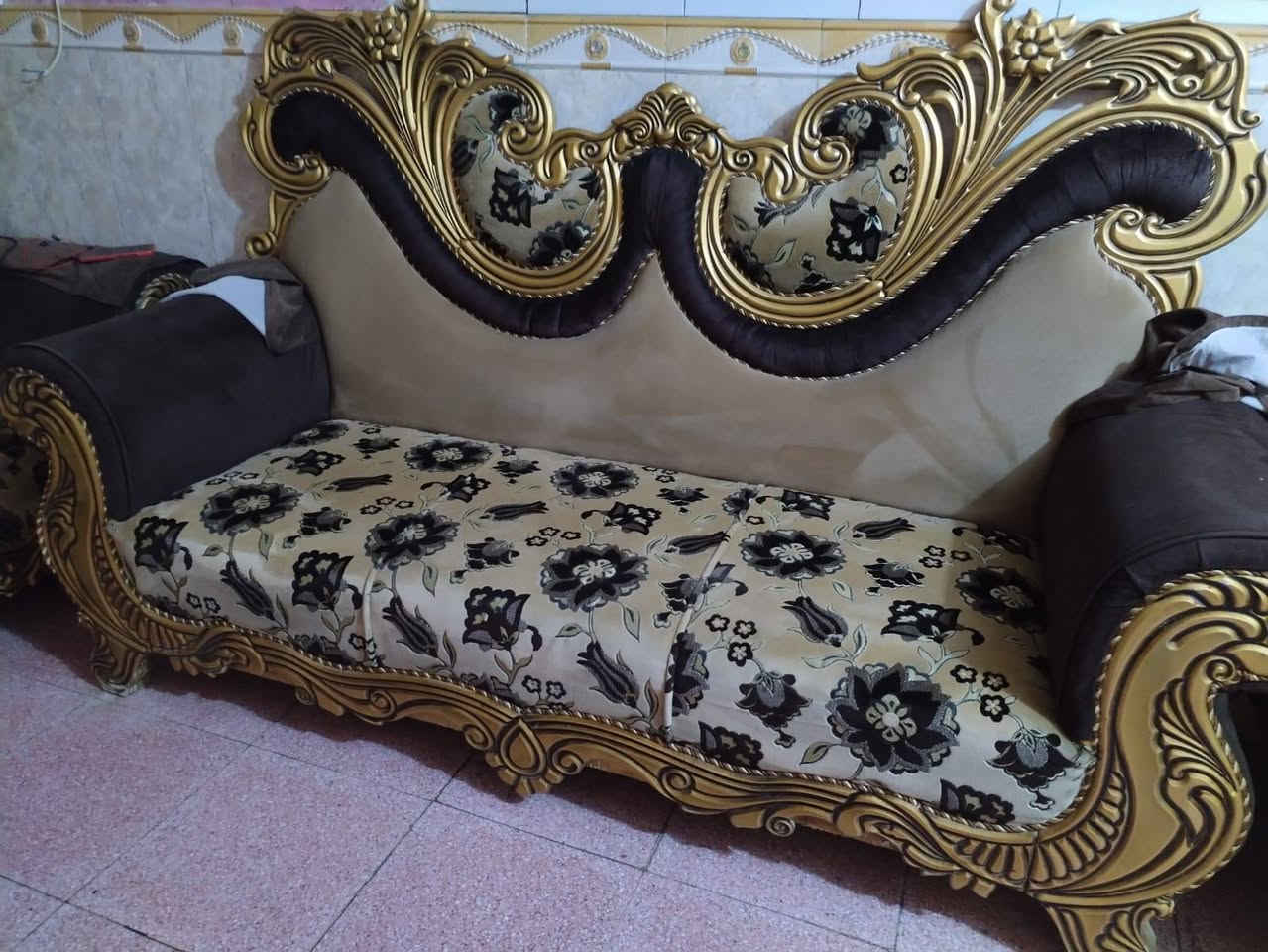 سلام عليكم..
تخم مستعمل 10مقاعد للبيع حالة زينه سفنجه زين مانازل 
سعرة 280وبيه مجال العنوان الشعب الثعالبه الرقم ***********
