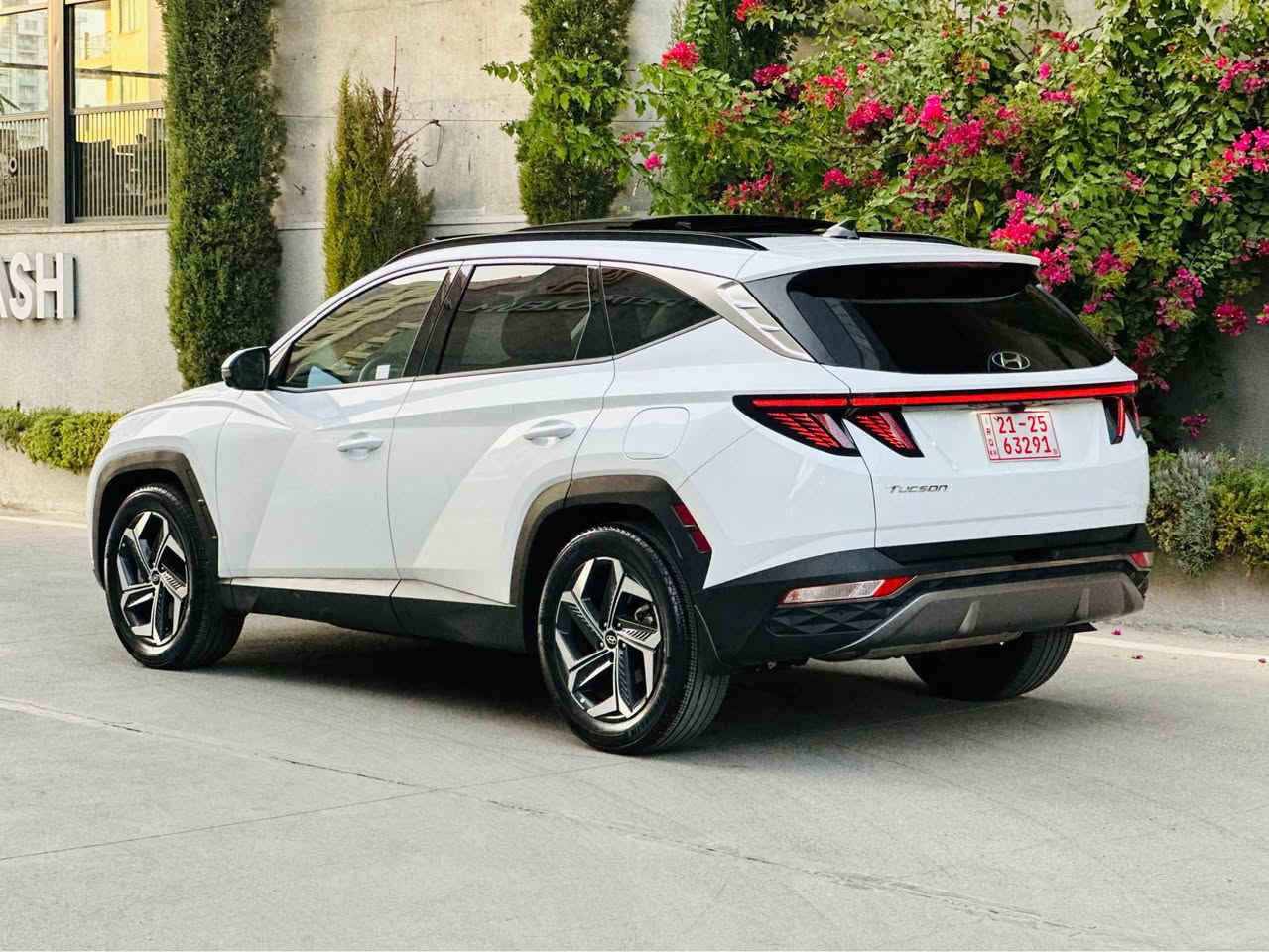 هيوندا الامريكي فول فول 2023 الامريكي Limited
شاشة تعمل باللمس مقاس \(10.25\) بوصة، وشحن لاسلكي، ونظام سمعي من نوع Bose. تشمل الميزات الأخرى جلدياً المقاعد، وسقف بانورامي، وكاميرا رؤية محيطية، وميزات سلامة متقدمة مثل نظام المساعدة على البقاء في المسار. 
*مواصفات خارجية تصميم خارجي عصري مع تشطيبات من الكروم الداكن.مصابيح أمامية وخلفية LED.عجلات معدنية مقاس \(19\) بوصة. مواصفات داخلية مقاعد جلدية مع مقاعد أمامية للسائق والراكب قابلة للتعديل كهربائيًا ومدفأة وجيدة التهوية.سقف بانورامي.شاشة تعمل باللمس مقاس \(10.25\) بوصة مع نظام صوتي من نوع Bose.شاحن لاسلكي لهواتف الذكية.شاشة عرض أمامية (HUD). 
*مواصفات السلامة والأمان نظام الرؤية المحيطية (SVM).نظام مثبت السرعة التكيفي الذكي (Smart Cruise Control).نظام المساعدة على البقاء في المسار (LKA).نظام التحذير من الاصطدام الأمامي مع اكتشاف المشاة والراكبين.نظام التحذير من النقطة العمياء.نظام المساعدة على ركن السيارة عن بعد.مستشعرات رادار أمامية وخلفية وجانبية.
مكان سيارة اربيل
السعر 220
***********
***********
واستاي مووجود علی الرقمين السليمانية, العراق
