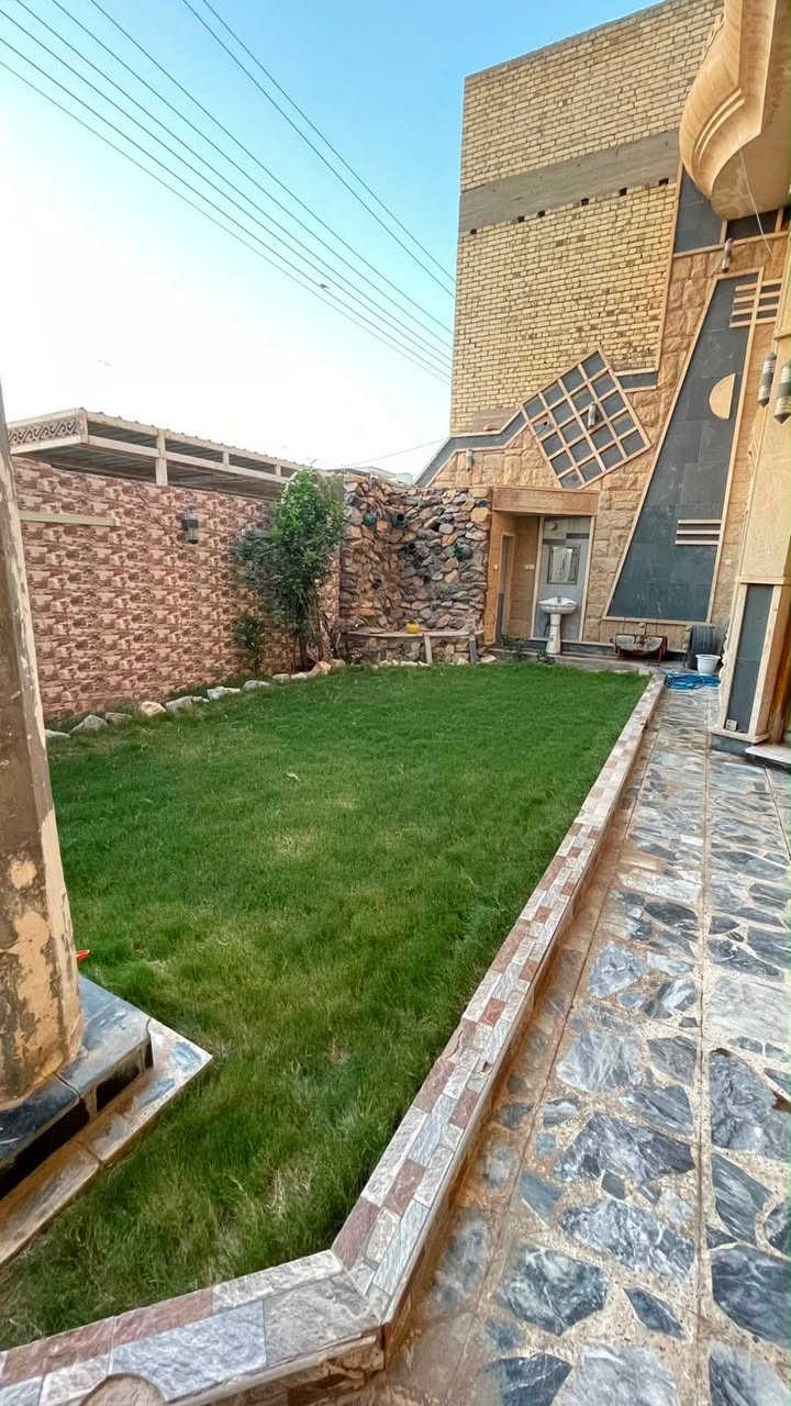 بيت للبيع منطقة حي الغدير  ( العرضات ) قرب النفق الجديد 
المساحه  ٣٠٠ متر  واجهه ١٥ 
مقابيله ساحه خضراء 
طابقين يحتوي على غرفة خطار وطعام 
وصاله مفتوحه دبل فاليوم و مطبخ كبير مع مخزن 
غرفتين نوم في الطابق الأول واحده منهم نظام ماستر 
مجموعه صحيه + منور عدد ٢ 
الطابق الثاني  ثلاث غرف نوم وصاله 
غرفتين منها نظام الماستر 
مخزن  في السطح
للتواصل مع  صاحب الدار 
***********
