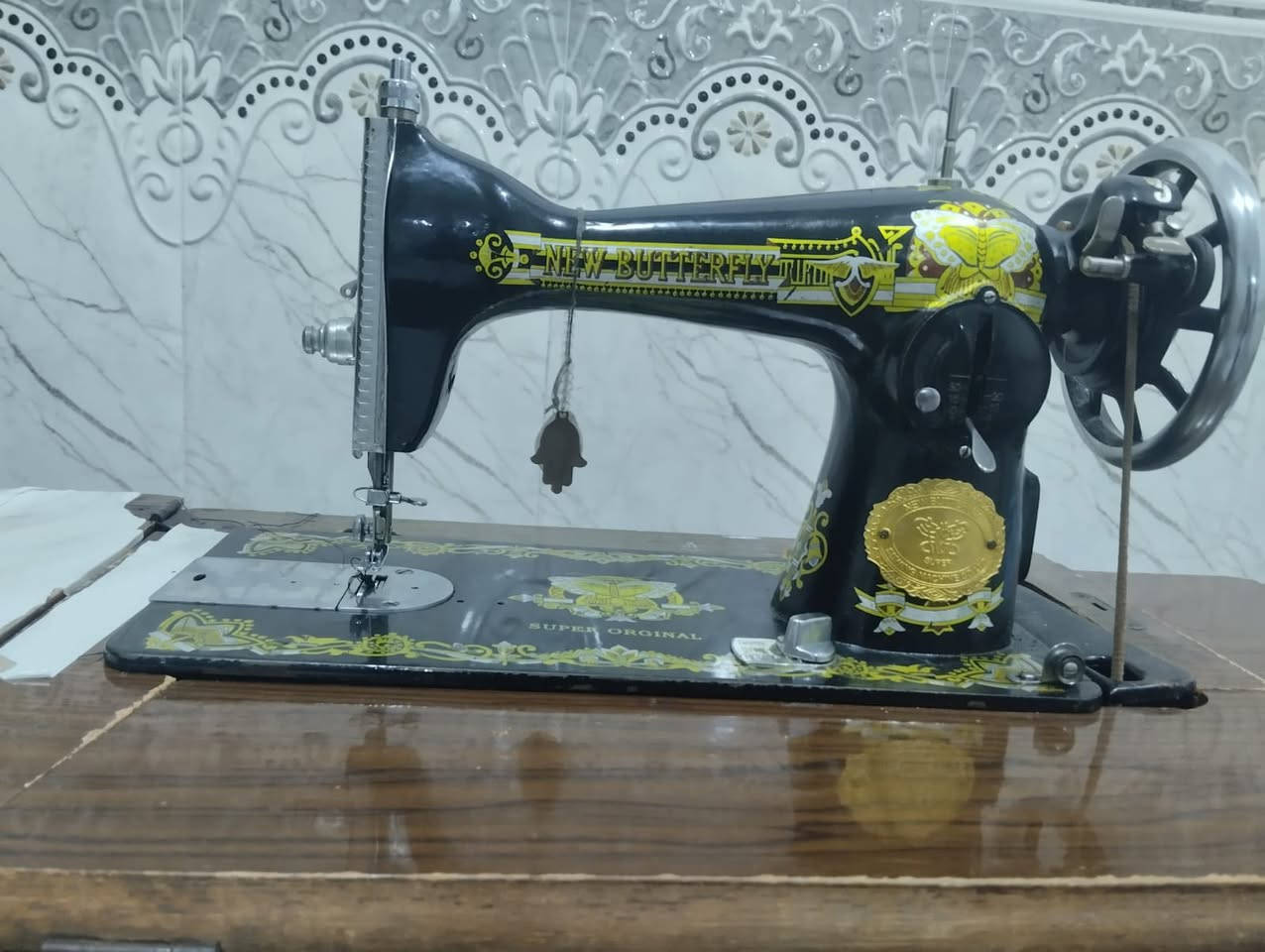 متاح مكينة خياطة درجة اولى شرط كل عيب ما بي 
سعر ١٠٠ الف 
مكاني كركوك حي واسطي 
***********
