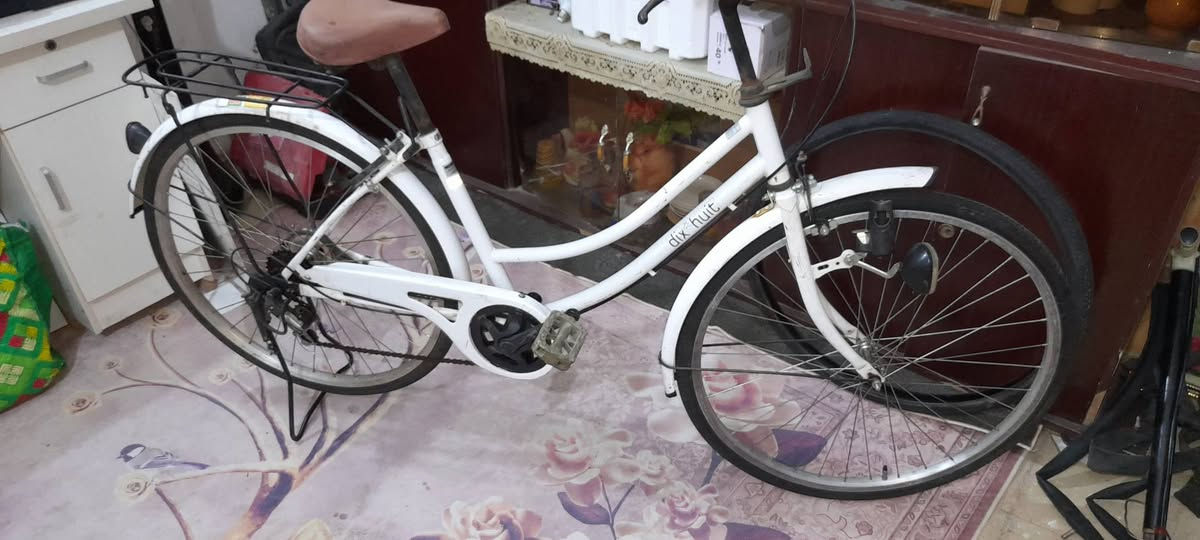 للبيع بيسكلات حاويه حجم ٢٦  كاملات 
سعر البيسكل ٩٠ قفل
مكاني حي العسكري
*********** اتصال + واتساب
