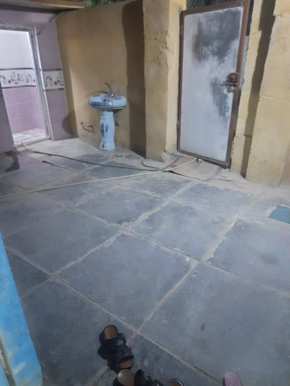 السلام عليكم بيت تجاوز وقف للبيع غرفتين واستقبال حولي مطبخ وحمام تواليت مساحة 160 متر سعر 20 مليون وبيه مجال  سقف
سندويج الأرضية اشتايكر العنوان الشعلة الأولى قرب ملعب باسم ***********
