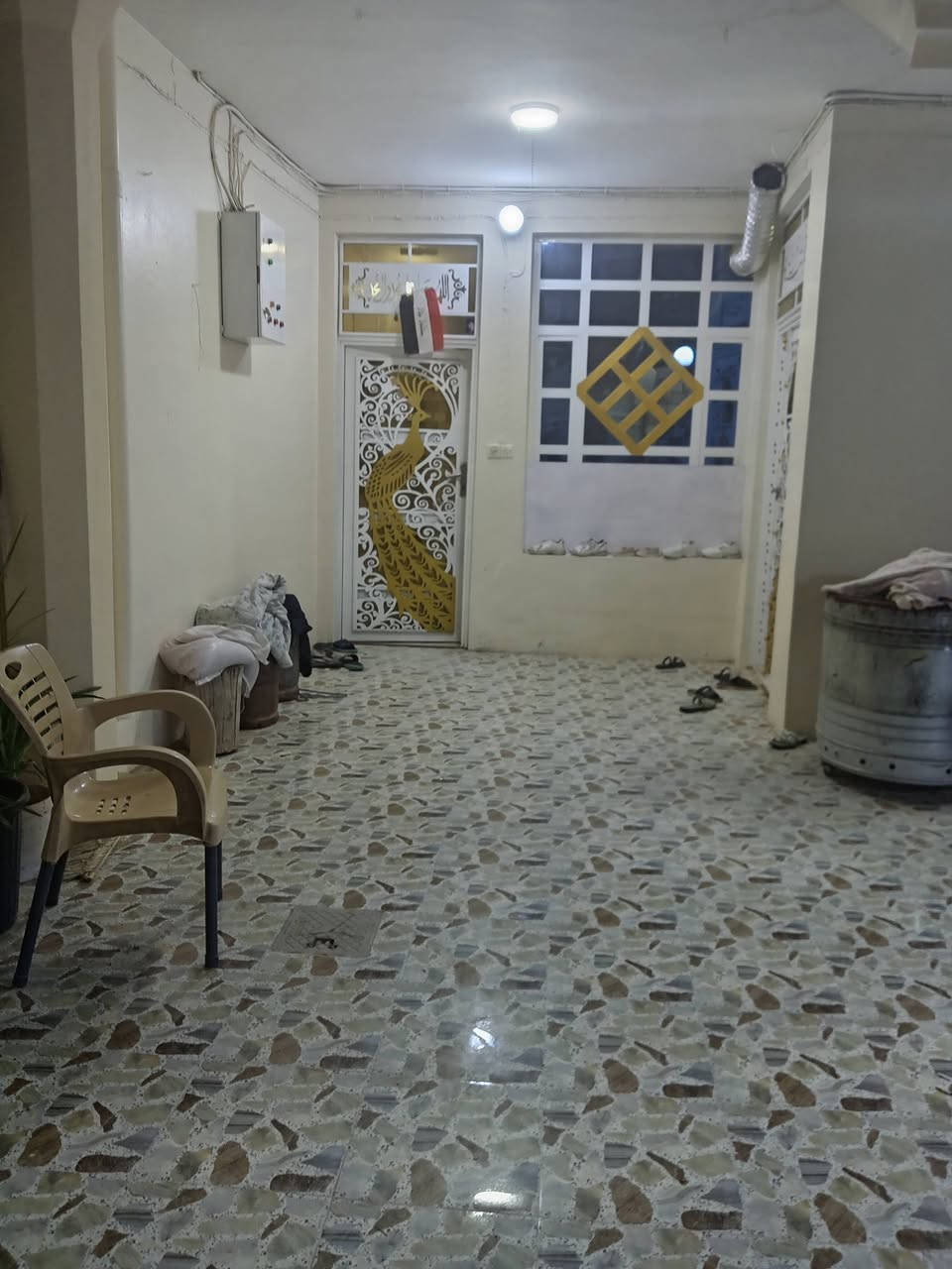 يالله دار للبيع منطقه الشباب طابو صرف طابقين 
يحتوي علئ 4 غرف نوم صاله استقبال ومطبخ طرمه 
بيت مرتب السعر مقبول جدا الاستفسار مراجعة مكتب 
حاتم كريم ابو مصطفى وعلاء كريم او اتصال☎️ 
***********
