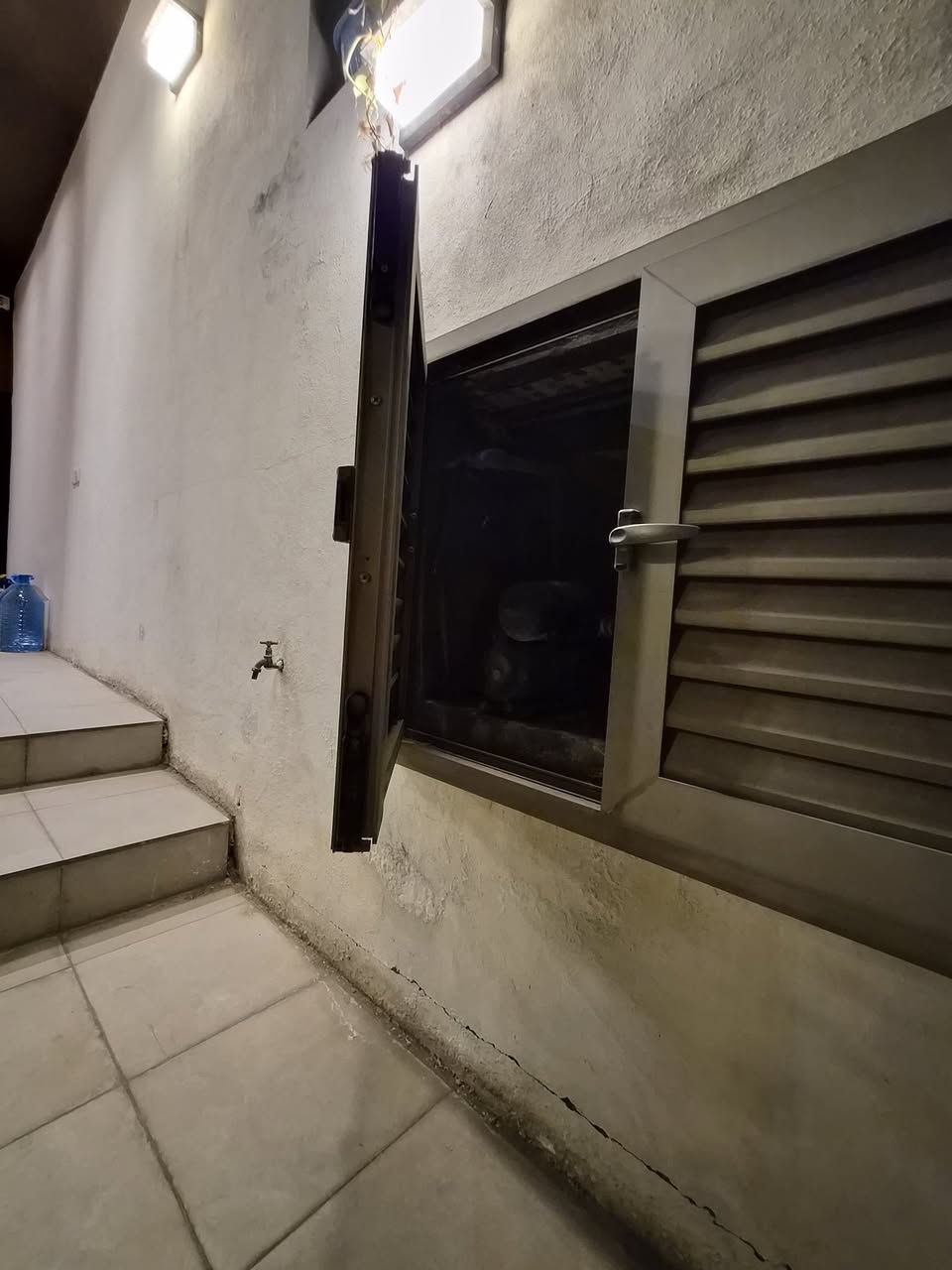 السلام عليكم ورحمة الله وبركاته

📢 دار مميز للبيع - طابقين بتصميم حديث 🏠

الموقع: مقابل جامعة الفراهيدي 📍

نوع العقار: طابو زراعي (ملك صرف).

📐 المساحات والأبعاد:

 المساحة الكلية: 160 متر مربع.

 الواجهة: 7 أمتار (إلا كم سانتيم)

 التصميم الداخلي وتقسيم الطوابق:

 الطابق الأرضي (نظام معزول ومريح):

 الاستقبال (الديوانية): منفصلة تماماً عن مدخل البيت وبمساحة واسعة (6x5)

 صالة المعيشة: بنظام ستوديو أميركي حديث، يجمع (المطبخ، المنور، ومدخل البيت) بإطلالة مميزة.

 غرفة نوم: بمساحة مريحة (6x4)

👇 الطابق الأول (جناح خاص للنوم والراحة):

 سويت رئيسي (Master Bedroom): يحتوي على بلكون خاص، حمام متكامل، وغرفة مخصصة لتبديل الملابس.

 غرفة نوم ثانية: بمساحة (6x4).

 غرفة أطفال: بمساحة (3.5x4)

 المرفقات: مجاميع صحية إضافية.

💰 السعر والمفاوضة:
 السعر: 450 مليون دينار عراقي
 (ويوجد مجال بسيط للشراي الجاد).

📞 للاستفسار والتواصل أو لمعاينة العقار على أرض الواقع:
 الشركة المسوقة: 
[شركة خير النهرين للمقاولات والاستثمارات العقارية]

 رقم الهاتف: [***********-***********]
 رقم الواتساب: [***********]
