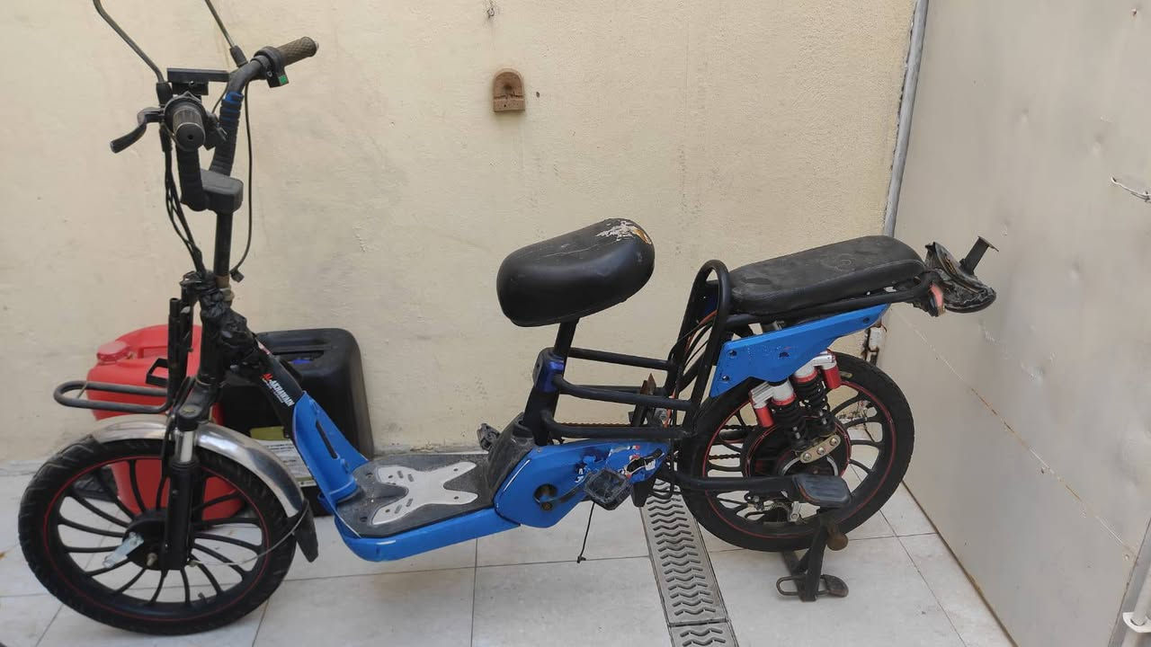 للبيع بايسكل شحن  أربع بطاريات جديده عدد 4 اشتريتهن قبل 3 أشهر 120 ألف  بيه قطع بالظفير الأمامية وتركته أخذت دراجة نارية  غراضة موجودة تايرات جدد  إني ابيع لك  حديد كدام عينك كربلاء تقييم ب يرضي الله ***********
