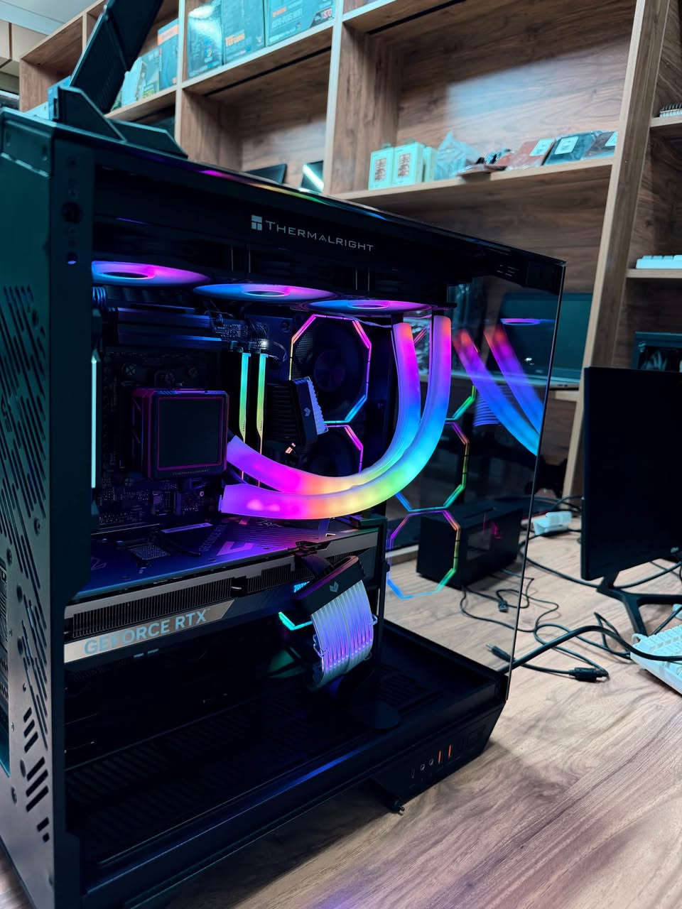 Gpu:rtx 5080 zotac 16 gb 
Cpu:ryzn9 9950X
Ram: 32 GB ddr5 6000mhz g skill
Psh: 1250 wat segotep 
Mth: X870 asus tuf gaming wifi 7
Hard: 1 TB samsung 990 pro 
Cooler: thirmalright full screen 3 fan 
Case :dy 470 dark black 

سڵاوی خواتان لێبێ هاتینەوە لاتان بەشتێکی ناوازەو تایبەت
تایبەتە بە کاری دیزاین و گەیمینگی زۆر بەهێز 
وەکوو نوێ وایە 
زەمانی ٦ مانگی هەیە 
نرخی تەنها 2950$
گەیاندن هەیە 
***********
*********** أربيل, العراق
