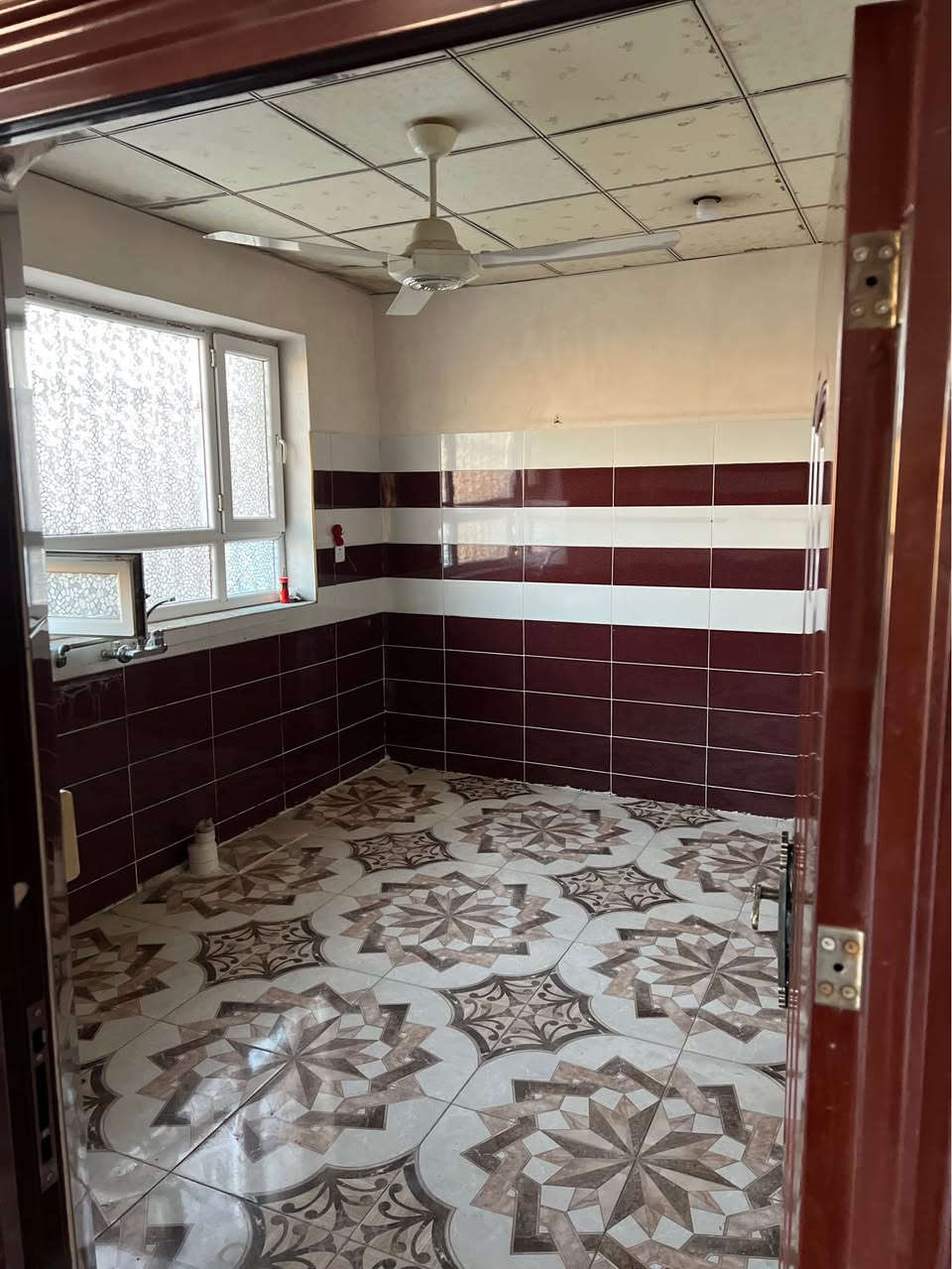 مشتمل معزول للإيجار حي المعلمين مقابل دائرة الاحوال المدنية.. المشتمل يتكون من 2عرفة نوم مع مطبخ وصحيات معزولة مع هول و 2بلكون  ودرج للسطح مع 2 تانكي كبير

سيراميك وسقف ثانوي مع كراج خارجي يكون داخل حديقة مقابل المشتمل بالضبط
الايجار : 300 مع مجال بسيط والماء والكهرباء على صاحب المشتمل
مطلوب عائلة صغيرة من اهل كركوك 
للاستفسار 
*********** كركوك, العراق
