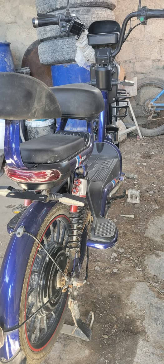 پاسکیلی شەحن وەک لۆک زۆر کەم بەکار هاتوە 
باشترین مۆدێلو باشترین جۆر 
6 پاتری
4 گێڕ
شاشەی مەزبوت لایتی مەزبوت زۆر زۆر تازەیەو کەم بەکارهاتوە 
پاتری تازەی بۆ دانراوەو لێنەخوڕاوە
بە نیوە قیمەتی ئەو سعرەش نیە کە پێی دراوە 
*********** السليمانية, العراق
