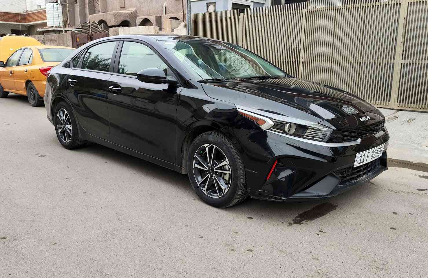 السلام عليكم كيا فورتي موديل 2024 لون اسود رقم بغداد الدولي الجديد بأسمي السياره اني مستوردها ومرقمها على ايدي صور حادثها موجوده بالمنشور تبدل بيها جاملغ وبنيد وصبغ باب السايق مواصفات السياره Lx السياره حاليا نقصها التبريد فقط وبيها فعسه بالجاملغ الامامي جهة الصدر محتاجه بارد 
مكان السياره الدوره حي الصحه 
للاستفسار *********** الفارس, صلاح الدين
