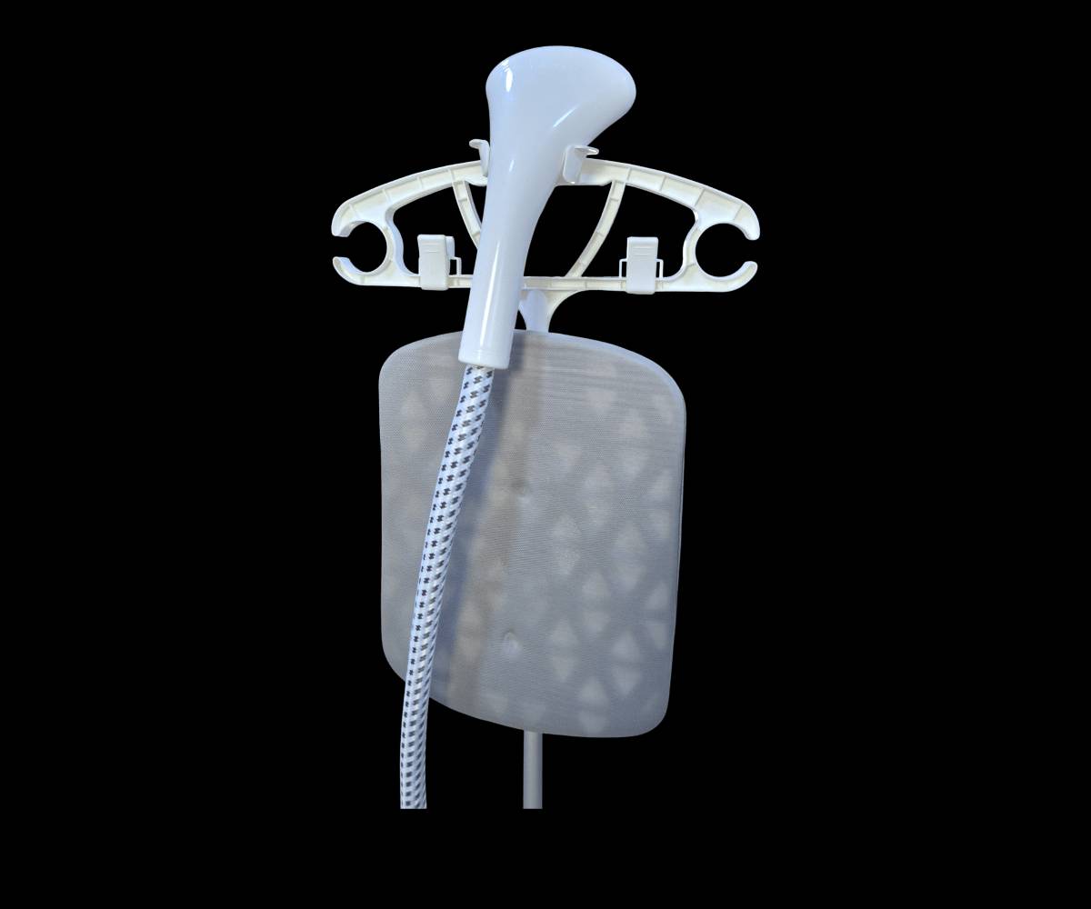 مكواة بخارية عمودية من ليبرونيك

الاستخدامات

كيّ الملابس بسرعة بدون الحاجة لطاولة كي.

إزالة التجاعيد من القمصان، الفساتين، البدلات، والعبايات.

مناسبة للأقمشة الحساسة مثل الحرير، الشيفون، الصوف والقطن.

تعقيم الملابس بالبخار والتخلص من الروائح غير المرغوبة.

مثالية للاستخدام المنزلي والاستخدام الخفيف في المحلات.

المميزات

قدرة كهربائية عالية 2000 واط لتسخين سريع وأداء قوي.

تدفق بخار قوي يصل إلى حوالي 30–35 غرامالدقيقة لإزالة التجاعيد بكفاءة.

درجة حرارة خروج البخار تصل إلى 98° مئوية.

خزان ماء بسعة 1.6 لتر يسمح بالاستخدام لفترة أطول دون إعادة تعبئة.

عمود تلسكوبي قابل للتعديل حتى 110 سم.

صوندة بخار مرنة بطول 125 سم لحرية حركة أكبر.

طول سلك الكهرباء 135 سم لسهولة الاستخدام.

رأس بخار واسع لتوزيع متساوٍ للبخار.

مفتاح تحكم بدرجات البخار حسب نوع القماش.

حامل ملابس مدمج لتعليق القطع أثناء الكي.

تصميم ثابت مع قاعدة قوية وآمنة.

يعمل على جهد 220–240V  50–60Hz.

ضمان لمدة سنة من تاريخ الشراء

محتويات الصندوق

جهاز المكواة البخارية العمودية (الوحدة الرئيسية مع خزان الماء).

عمود تلسكوبي قابل للتعديل.

حامل ملابس.

رأس بخار.

فرشاة للكي.

قفاز حماية من الحرارة.

دليل استخدام.

الملاحظات

يُفضل استخدام ماء نقي أو مفلتر للحفاظ على عمر الجهاز.

غير مخصص للكي الجاف التقليدي (يعتمد على البخار فقط).

يُنصح بإفراغ خزان الماء بعد الانتهاء من الاستخدام.

يُترك الجهاز ليبرد قبل التخزين.