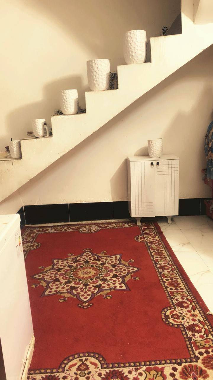 سلام عليكم ورحمة الله
بيت في منطقه الحر الصغير 
(بستنه قرار ٢٥)
ع جهة البزل الكبير 
١٠٠ متر الواجهة ٧متر 
يحتوي على. طابق ونصف 
الطابق الأرضي 
يحتوي على استقبال وغرفة نوم وصاله ومطبخ وصحيات وحمام 
الطابق الثاني 
يحتوي على غرفة نوم وصحيات وحمام 
ارضيه البيت والصحيات و المطبخ بورسلين 
كامل 
البيت بناء جديد سنة ٢٠١٩ 
الطابق الأرضي بلوك الطابق الثاني طابوق 
السطوح كامله من تطبيك فرشي و ستائر 
السعر ٥٦ مليون تحويل ثاني يوم
***********
