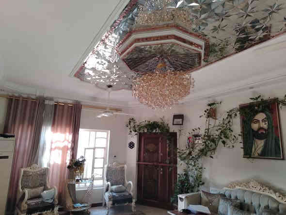 بيت في شارع فلسطين قرب مصرف فلسطين العقاري 
المساحه 120 م
والواجه 7 متر وربع.... السعر حتى لا تسال وتتعب 650 مليون 
بناء 2011 الطابق الأول صاله كبيره هول داخلي غرفة نوم كبيره صحيات مطبخ ثلاث مناور منور على الصاله منور على غرفة النوم منور على الهول الداخلي.....
الطابق الثاني 3 غرف نوم مجموع الغرف بالبيت 4 مع صحيات في الطابق الثاني
الطابق الثالث بيتونه و سطح عدد ٢
الارضيه مرمر الطابق الأول والطابق الثاني الدرج كرانيت
للمعلومات
*********** واتساب 
***********
ابو ديانه
