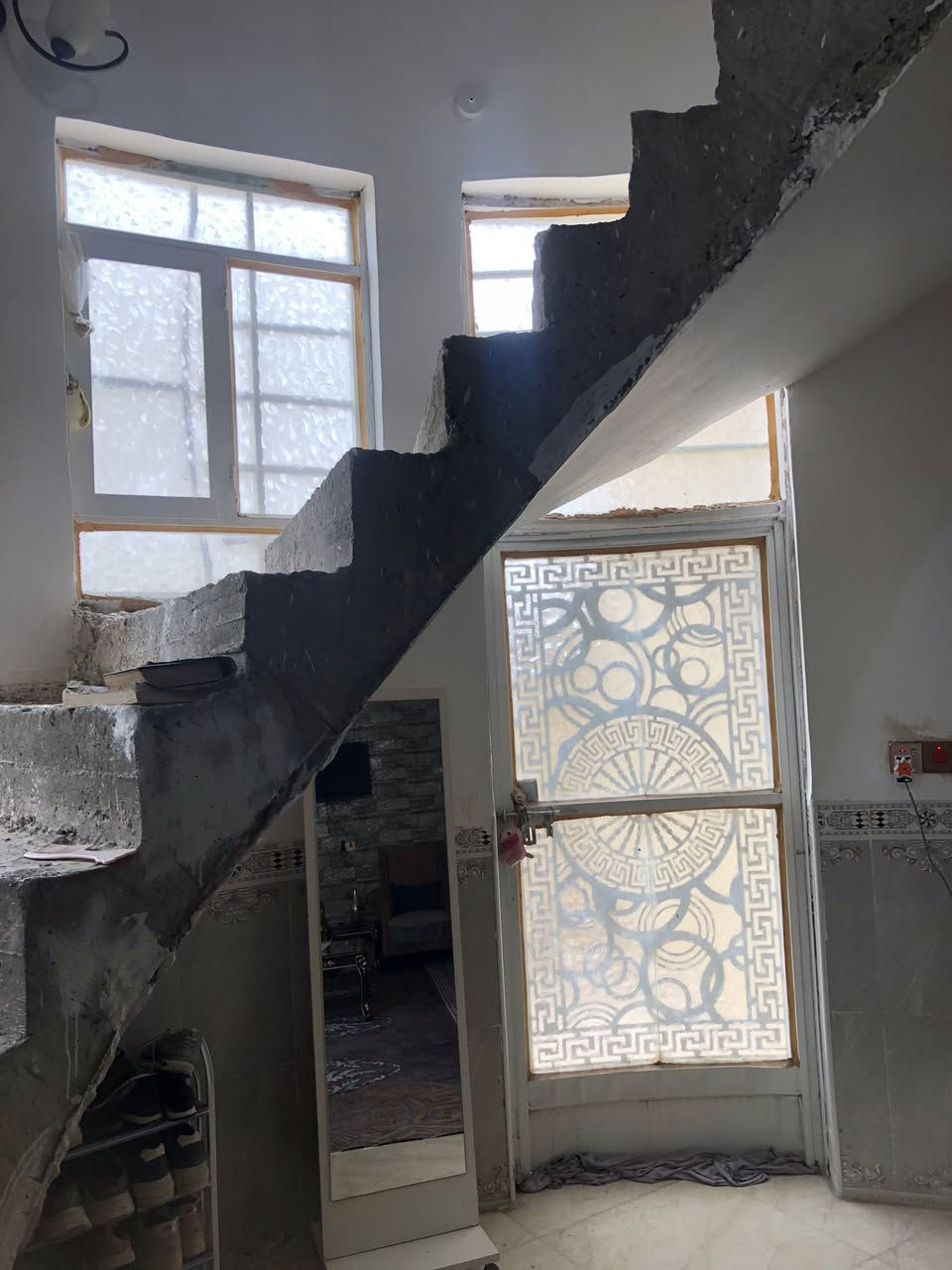 من رخصة الادمن بيت للبيع بناء حديث جدا  صار سنه من نزلت بيه يعني بناء على مواصفات حديثه يتكون من غرفتين وصاله كبيره جدا ومطبخ كبير حمام 3 امتار وعرض مترين ومناورن متر ونص مثل مابالصوره اونظف بعد مساحة 200 م سعر البيت 95 بيه مجال بسيط مكان لبيع مسيب حي ام البنين على الشارع كامل الخدمات


**إذا كنت صاحب هذا الإعلان وتريد حذفه لأي سبب، رجاءا أرسل رسالة إلى الدعم الفني**