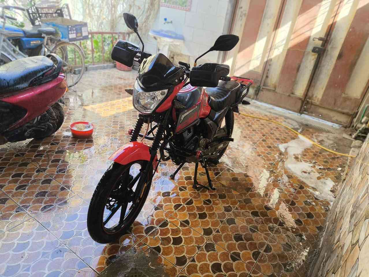 اسمع التفاصيل للأخير وراسلني ...متاح.دراجه شاينك شكل رياضي وكيلها نوار الباشا . مكينه 150  والكمرك مدفوع وجاهزه الترقيم الدراجه طالعه نهايه 2025. بس مسجله 2023. علمود الترقيم لن بعد هذه الموديل سكنر مو أصولي  نضيفه كلش. بحيث زلغ مابيها الله شاهد وبرغي ما مفتوح بيها على أيدي اروح لشغلي ورجع بيها. وكثر الوقت ما اطلع بيها. مضمومه بلبيت  متواجد على الخاص . ***********
