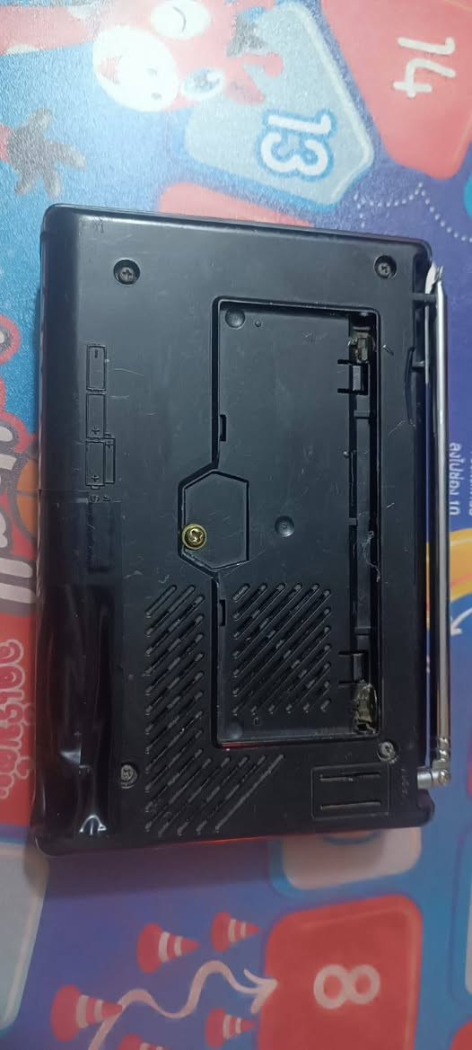 هذا الجهاز هو راديو محمول من نوع Sangean ATS 800، وهو جهاز استقبال رقمي متعدد الموجات.
إليك أهم تفاصيل هذا الجهاز:

الماركة والموديل: Sangean ATS 800.

نطاقات الموجات: يدعم موجات FM (ستيريو عبر سماعات الرأس)، والموجات المتوسطة MW، والموجات القصيرة SW، ويعمل بتقنية PLL المجهزة لتوليف دقيق للقنوات.

المنشأ: تم تصنيع هذا الطراز في تايوان.

مميزات إضافية: يحتوي على شاشة عرض رقمية LCD لعرض الترددات، مع إمكانية حفظ المحطات في الذاكرة


**إذا كنت صاحب هذا الإعلان وتريد حذفه لأي سبب، رجاءا أرسل رسالة إلى الدعم الفني**