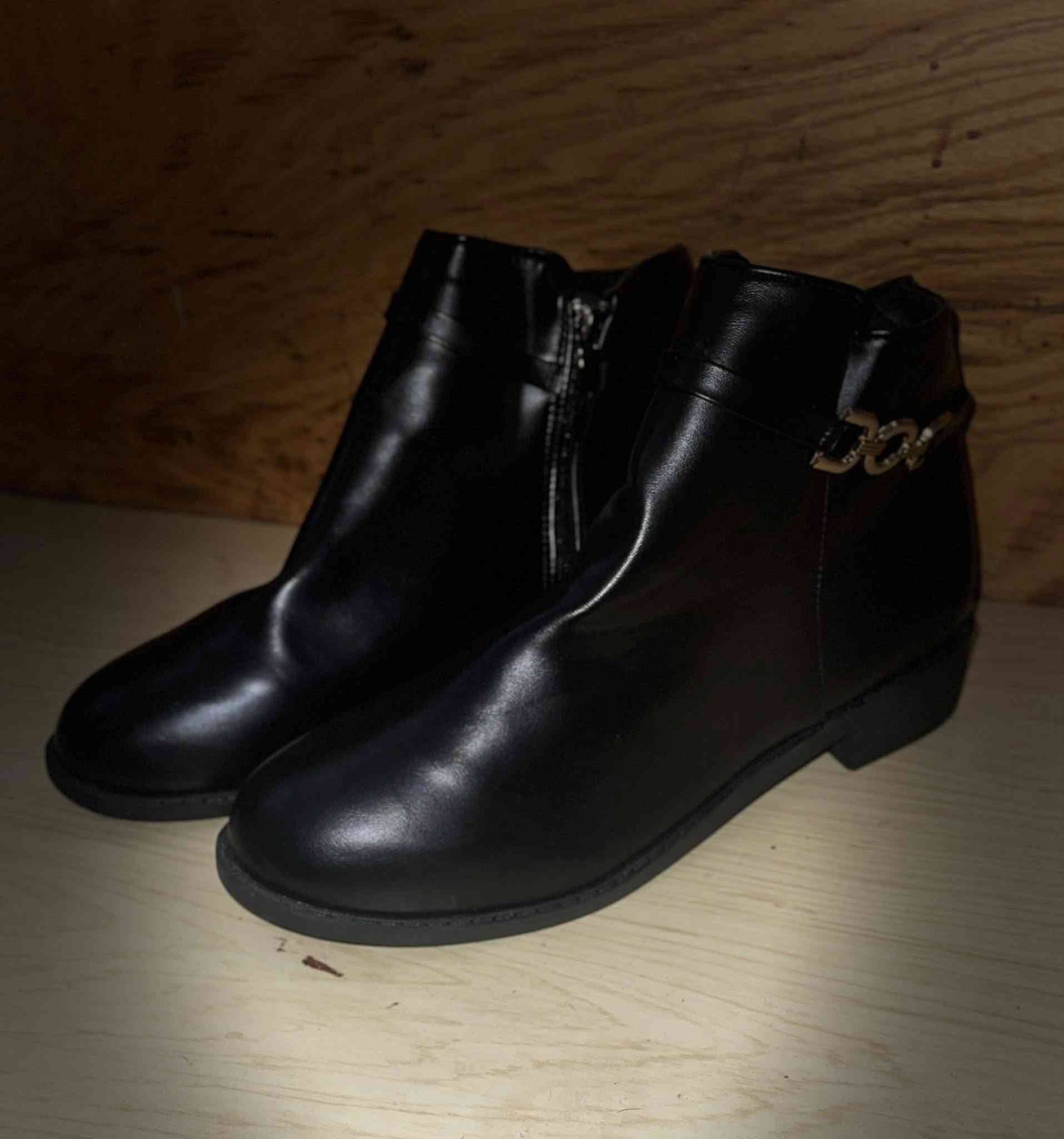 احذيه نسائيه كله جديد شلعه او مفرد تواصل خاص او على الرقم ***********
