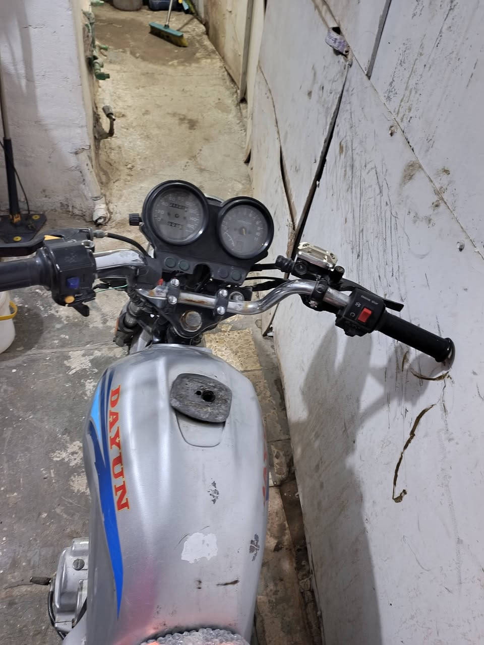 سلام عليكم دايوان للبيع موديل ١٩ دراجة حلوة ونضيفة ضفيرة جديدة تايرات جدد بريك امامي خلفي جديد لايت زجون جديد باتري جديد شلعة ومعدل كلش حلو رايدهة ٤٥٠ اوراقهة موجودة وياهة اربع ورقات  ‏‪***********‬‏
