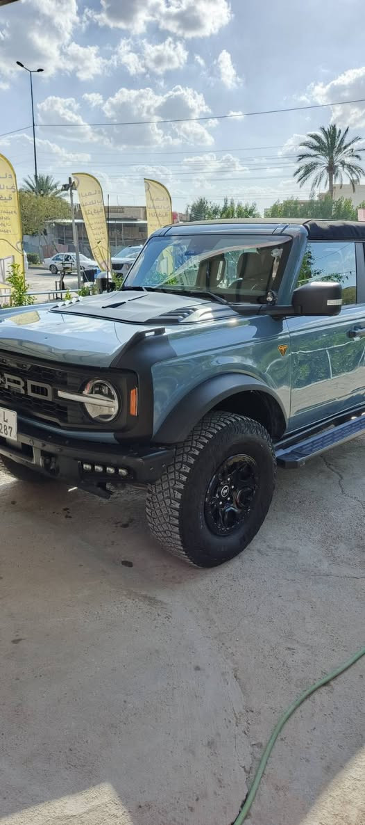 السلام عليكم عندي فورد برونكو موديل 22 فول مواصفات اربع كامرات 6 سلندر توين توربو حساسان اماميه خلفيه رادارات 360 درجه تدفئه كشنات وتدفئه استيرن خروج من المسار سايد بريك دكمه زنون وتشغيل عن بعد ماشيه 35 الف اضاءة محيطيه دفع رباعي تخم تاير جديد جبلي السيارة 6 دكم  السعر على الخاص مكاني بغداد حي الجهاد ***********
ملاحظه الحادث جاملغ وبنيد صبغ بدون دواخل وبيها بارد بين البابين
اخوان بيها قمارتين السيارة فايبر كلاس والثانيه كشفه
