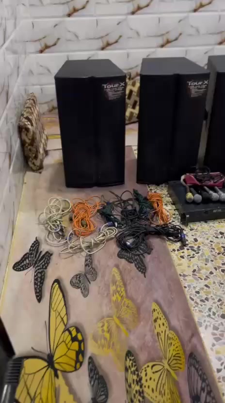 السلام عليكم منظومه صوت للبيع ثلاث زواج سماعات اي في ابو الشريحه مع باور امريكي زائد باور يوماها زايد مايكين مايك جاسكو الاصلي مايك شور زائد ويرات سبيكون السعر خاص لو على هذا الرقم***********
