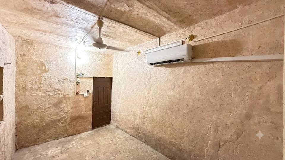 السلام عليكم
بيت للبيع المساحه 173

بناء قديم يحتوي اربع غرفه ومطبخ وصاله ومخزن ع السطح و3 صحيات 

العنوان الجديده الثالثه 5 شوراع ع شارع المدينه 

السعر 
190وبي مجال
ع الرقم ***********

 اي استفسار مراسله واتساب
