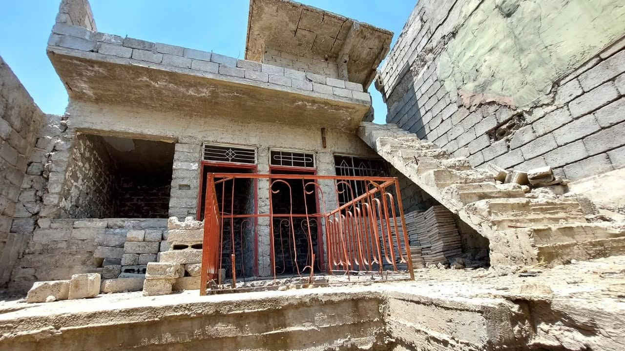 السلام عليكم 
يوجد دار للبيع في منطقة باب جديد من يم جامع العمرية 
الدار  يتكون من غرفة أرضية ٤ × ٦ 
وغرفتين 
بالطابق الأول 
٤ × ٣
وبيتونة بالسطح 
٣ × ٣ 
مساحة البيت بالسند  ٦٧ ونصف 
وبأسمنا 
ملك صرف
تم تقشيط الدار بالكامل 
والبناء صبة وبلوك
ويعتبر هيكل 
وأنا أبيعه على وضعه 
وبسعر  أرض 
وللعلم حساب الماي صافي 
وحساب الكهرب صافي
وسند طابو جديد ٢٠٢٦
 
وسعر  البيع  ( ٢٧ )

والعموله من الطرفين


**إذا كنت صاحب هذا الإعلان وتريد حذفه لأي سبب، رجاءا أرسل رسالة إلى الدعم الفني**