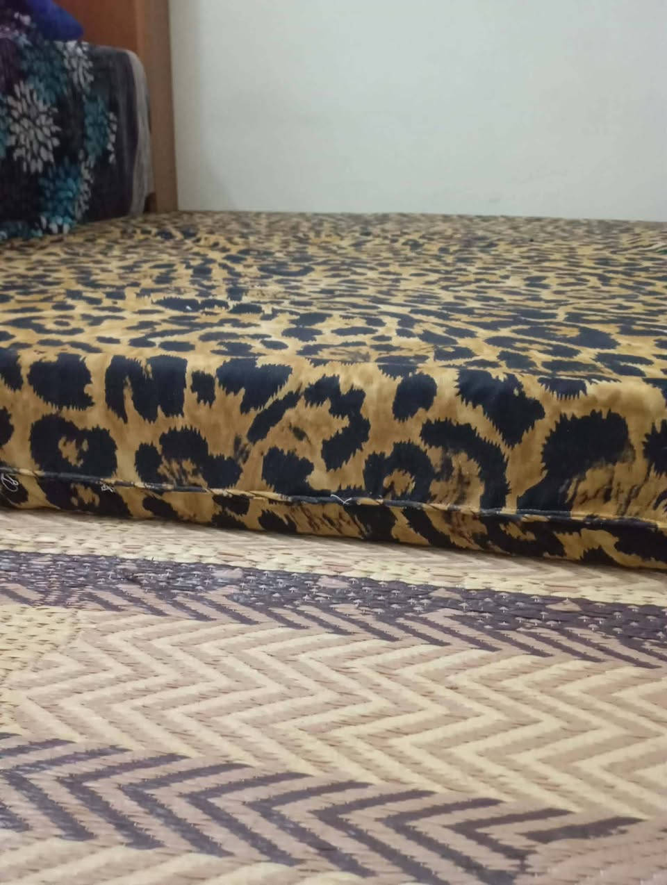 دوشك مال تخت درجه اولى مكاني ايسر حي الكرامه السعر 30 وبي مجال شيء قليل اللي يحب يجيى خاص لو يتصل  ***********
