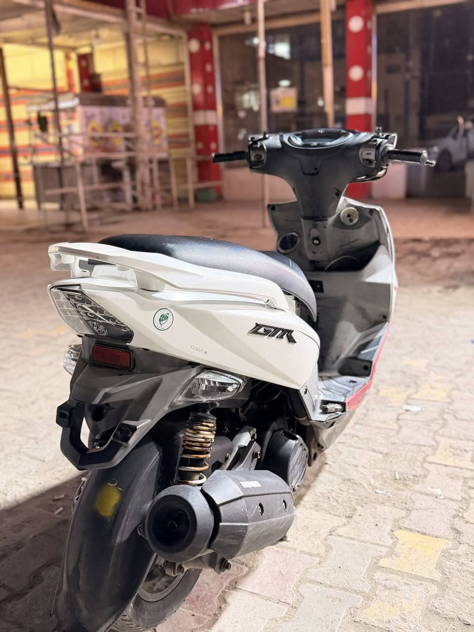 السلام وعليكم  للبيع جيتي ار نازله رمبه صار يومين سعرها  مليون وميه وبي مجال قليل مكان الدراجه زعفرانيه للانتصال ***********
