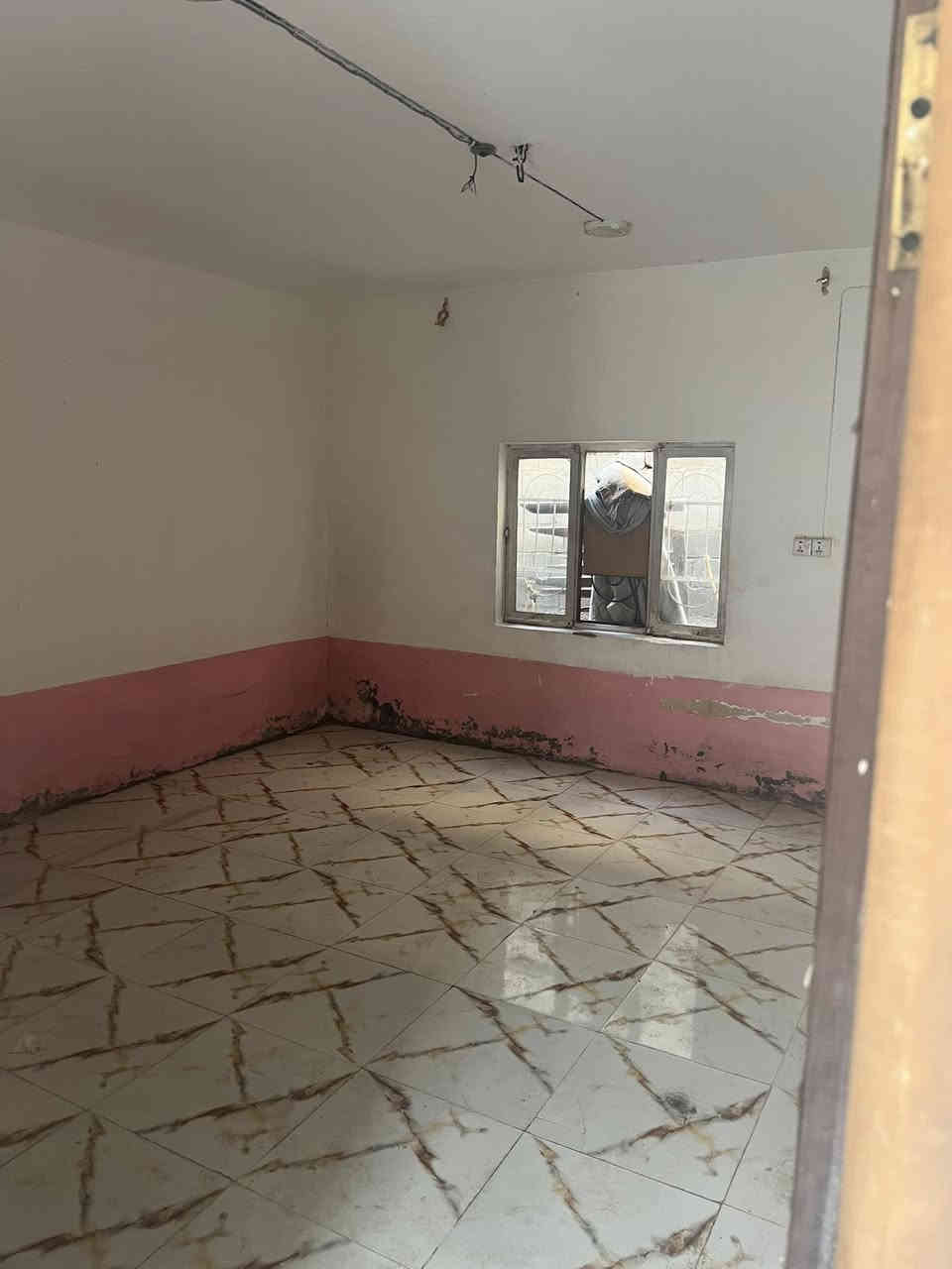 السلام عليكم
بيت اصلاح زراعي بي ورقه تطويب ولازمين سره
المساحه ١٦٠ متر
البكرلي الرابعه شارع ابو عادل 
غرفتين نوم مطبخ صاله صحيات خارجيه 
جاهز للسكن 
***********
السعر ٢٠
