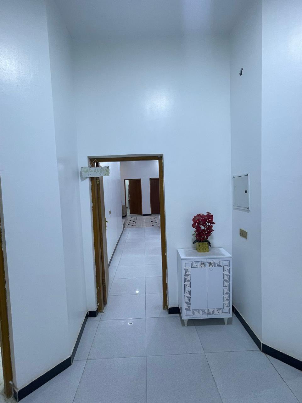 السلام عليكم دار للبيع مساحه 200 م حي الشرطة الصوب الصغير بناء حديث  مكون من 2 غرفه مطبخ وصاله واستقبال ومجمع صحي خارجي وداخلي البناء عكاده مطلوب 25 للاسكان هاي كل تفاصيل البيت والسعر 127 بي مجال بسيط للاستفسار ***********
