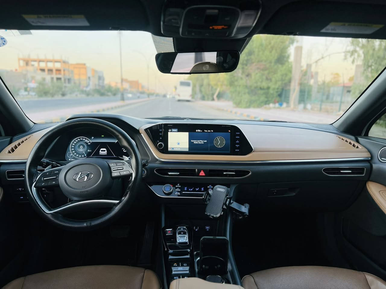 سوناتا2021

للبيع سوناتا 2021 1.6t – أعلى فئة (Limited)

سيارة نظيفة جداً وفول مواصفات 

 • محرك 1.6t لتر  (فول اقتصاد)

 • گير أوتوماتيك 8 سرعات

 • صرفية بنزين قليلة جداً ومناسبة

            (720) كيلو تمشيك بالتفويلة 

🔹 المواصفات الخارجية:

 • لايت 4 عدسات LED  أمامية وخلفية

 • فتحة سقف بانوراما

 • ويل كب شكل رياضي

 • حساسات أمامية وخلفية

 • كاميرات 360 درجة

      •    تتقدم و ترجع بالريموت 

🔹 المواصفات الداخلية:

 • كشنات جلد مشمشي خياط

 • تبريد وتدفئة للمقاعد الأمامية

      •    تدفئة ستيرن

 • شاشة عدادات رقمية كبيرة 12.3 إنج

 • شاشة وسطية 10.25 إنج

 • نظام صوت BOSE ( حفلة )

 • داتا شو (HUD)

 • تشغيل بصمة + دخول ذكي

      •    تشغيل عن بعد اكيد موجود 

      •    انارة داخلية 7 الوان للدشبول و الابواب

🔹 أنظمة الأمان:

 • رادار أمامي

 • تثبيت سرعة ذكي

 • تنبيه النقطة العمياء ويعرضها بالشاشة ( بالعينة ) 

 • نظام الحفاظ على المسار

 • فرامل طوارئ تلقائية

السيارة أعلى فئة و اعلى مواصفات و دشبولها لونين 

صور الحادث موجوده بلمنشور

ماشية 100 الف كيلو 

السعر 168 ورقة وبيها مجال كلش قليل 

***********

مكان السيارة نجف
