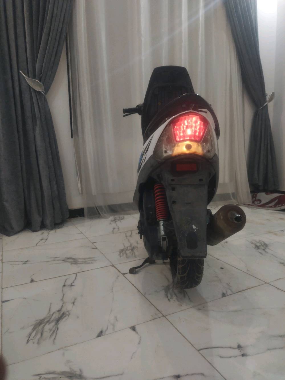  السلام عليكم ماكس عدل ما مفتوحه دراجه ملحه كهربايات كلهة شغاله طوافه بانزين عداد سرعه دشبول كله شغاله بيه صالنصه نحله بس واقيه طاك مكينه خرس
 شلعه خير من الله معدل 110 تقفل شرط عله فحص *********** مكاني بغداد الشعله الدوانم 