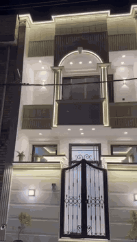 السلام عليكم 
دارين للبيع بناء حديث 
مساحة الدار ٧٠ متر 
يحتوي كل دار على (٣)غرف نوم
الموقع شارع زين العابدين 
لاستفسار ***********
واتس ***********
