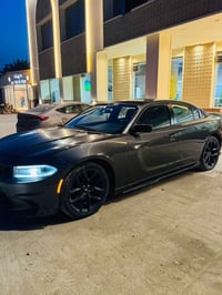 دوج جارجر للبيع موديل 2021 اصل مكينه 6 سلندر حادث جاملغ وبنيد فقط  الس...